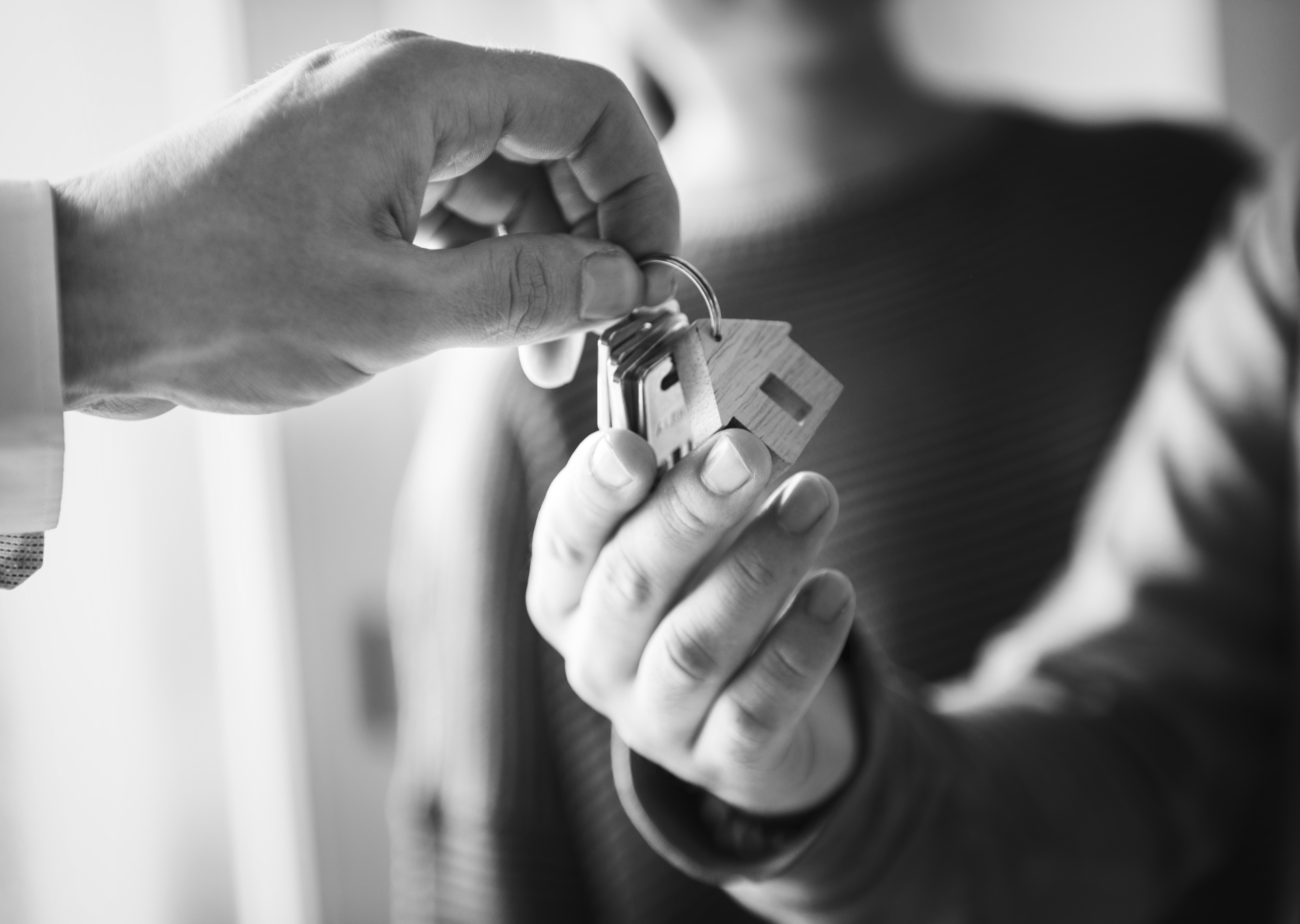Une clé se transmet entre 2 mains
